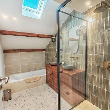 Le Quai Nimois Climatise Au Pied De La Gare נים