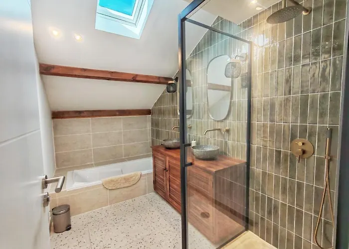 Le Quai Nimois Climatise Au Pied De La Gare נים