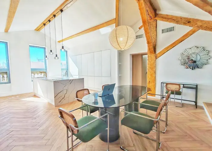 Le Quai Nimois Climatise Au Pied De La Gare נים