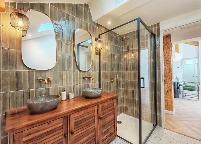 Le Quai Nimois Climatise Au Pied De La Gare נים